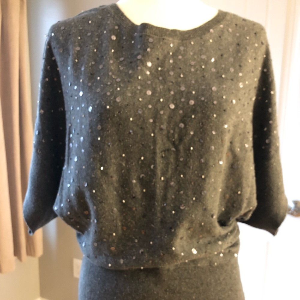 Sweater. Gray. With sequins